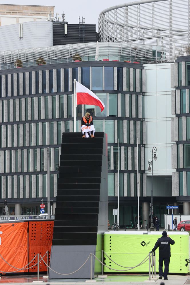 Pomnik smoleński oblany sztuczną krwią