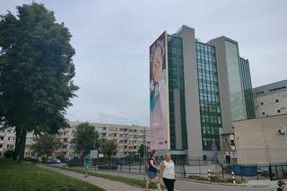 Legenda powróciła do Białegostoku. Słynny mural Wyślij pocztówkę dla babci oficjalnie odsłonięty