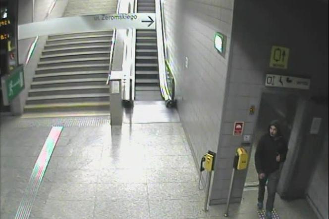 Skradziono defibrylator ze stacji metra Słodowiec. Poznajecie tego mężczyznę? [ZDJĘCIA]