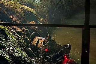 Trzciana. Osobówka wpadła do przydrożnego potoku. Kierowcę w ciężkim stanie przewieziono do szpitala