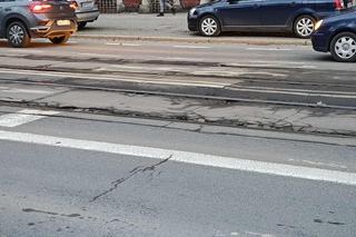 Ulica Trzebnicka we Wrocławiu się rozpada. Dziury takie, że można zostawić buty 