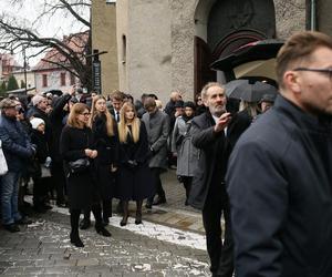 Pogrzeb Krzysztofa Respondka. Artystę żegnali rodzina i przyjaciele. Wśród nich m.in. Michał Wiśniewski i Robert Janowski