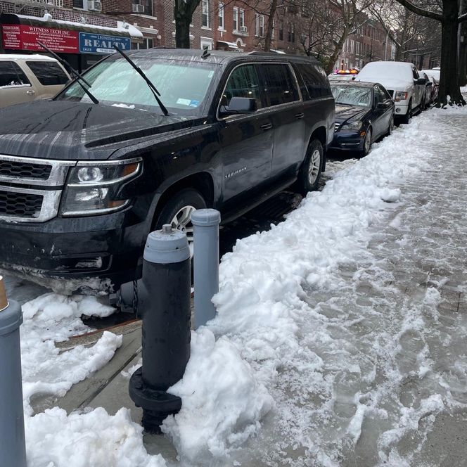 Samochody zablokowały straży dostęp do hydrantów. Jedna osoba nie żyje