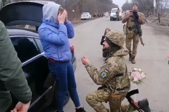 Niezwykłe oświadczyny ukraińskiego żołnierza. Nagranie podbija sieć! [WIDEO]