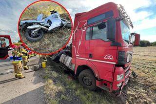 25-letni motocyklista wyjeżdżał ze stacji paliw. Chwilę później już nie żył. Nawet ciężarówka wylądowała w rowie [ZDJĘCIA]