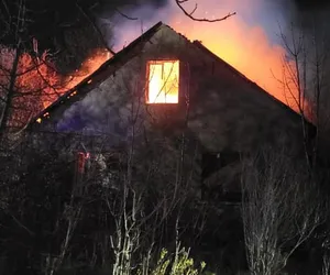 Pożar pustostanu w Grębocinie! Zobaczcie zdjęcia z akcji strażaków