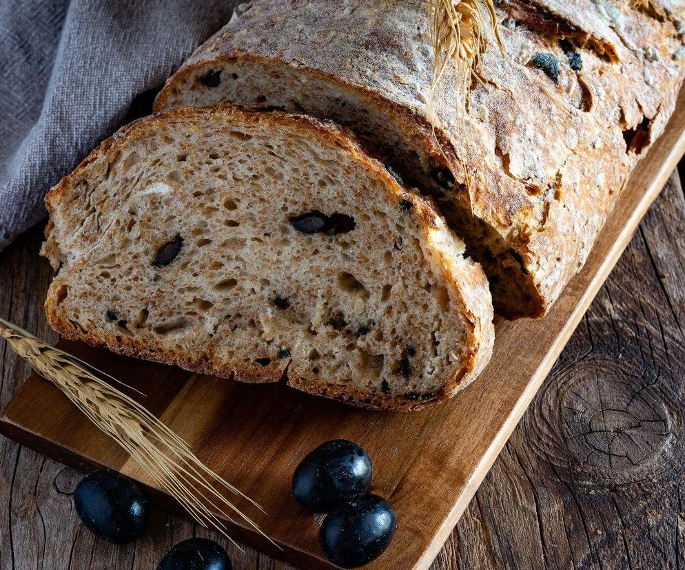 grecki chleb z czarnymi oliwkami