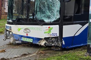 Groźny wypadek autobusu w Krakowie. Pojazd staranował ogrodzenie