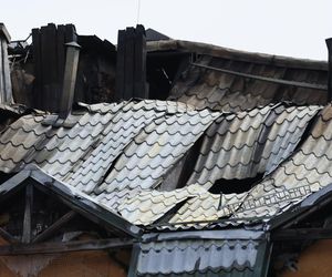 Blok przy ul. Powstańców w Ząbkach po pożarze