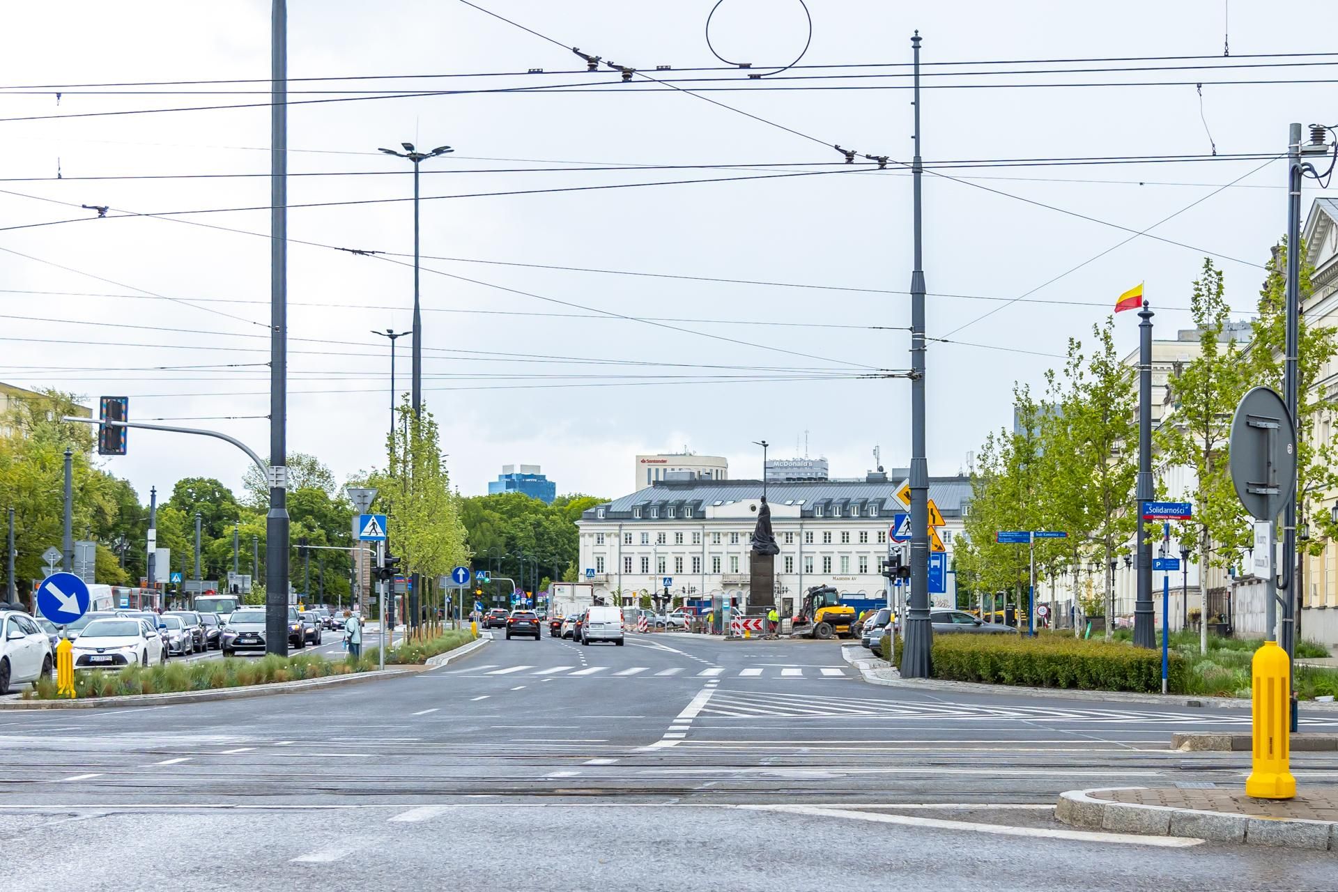 Sadzenie zieleni na placu Bankowym w maju 2025 r.