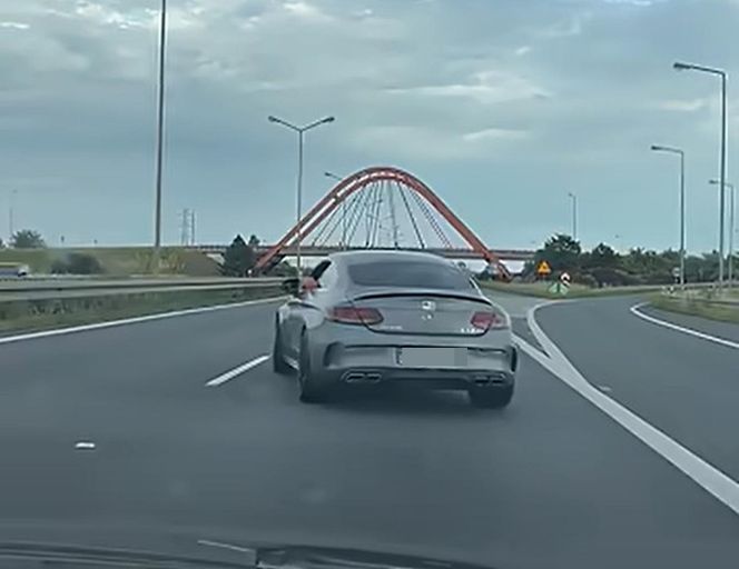 Kierowca mercedesa terroryzuje innych kierowców na autostradzie A4
