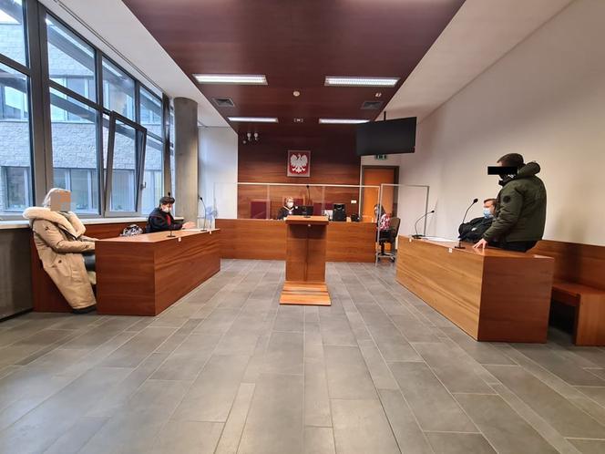 Rzeszów. Ruszył proces policjanta, który robił w hipermarkecie zdjęcia miejsc intymnych kobiecie 
