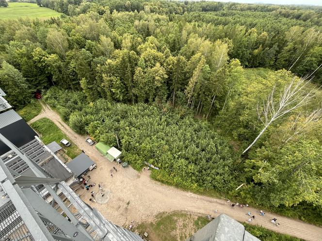   To najwyższa wieża widokowa w warmińsko-mazurskim. Trzeba pokonać niemal 200 schodów. Zobacz zdjęcia