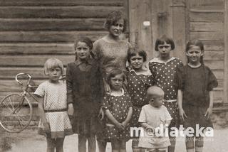 Zdjęcie rodzinne przed domem, ul. Kraszewskiego 21, Białystok, 1923 r.