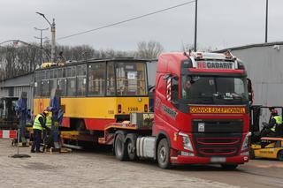 Załadunek tramwajów, które zostaną przekazane do Ukrainy