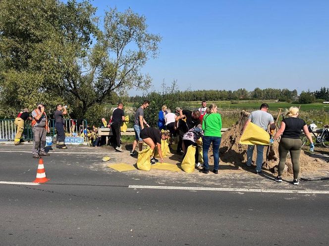 ​Pospolite ruszenie w Masłowie w pow. rawickim. Mieszkańcy zakasali rękawy i wmocnili wały na rzece 