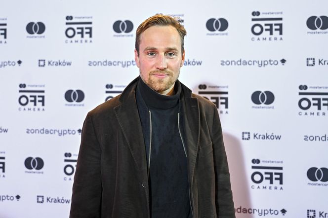 Pawła Krzyżanowskiego z "Pierwszej miłości" grał Mikołaj Krawczyk. Nie wszyscy wiedzą, że wcześniej w tę postać wcielał się inny, uwielbiany aktor!