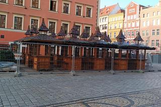 Jarmark Bożonarodzeniowy 2023 we Wrocławiu już się rozkłada. Kiedy się rozpocznie? [ZDJĘCIA]
