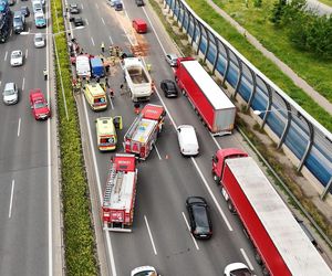 Karambol na S8 w Warszawie. Lądował śmigłowiec LPR. Zderzenie ośmiu pojazdów przed mostem