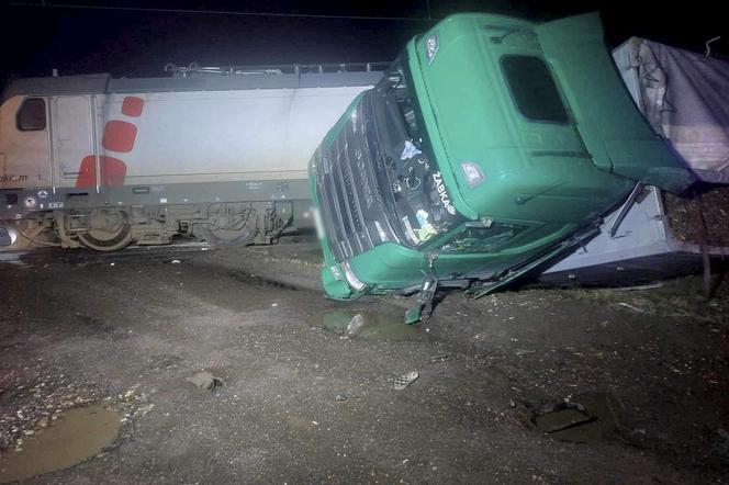 Łódź. Wypadek na przejeździe kolejowym. Tir zderzył się z pociągiem towarowym [ZDJĘCIA].