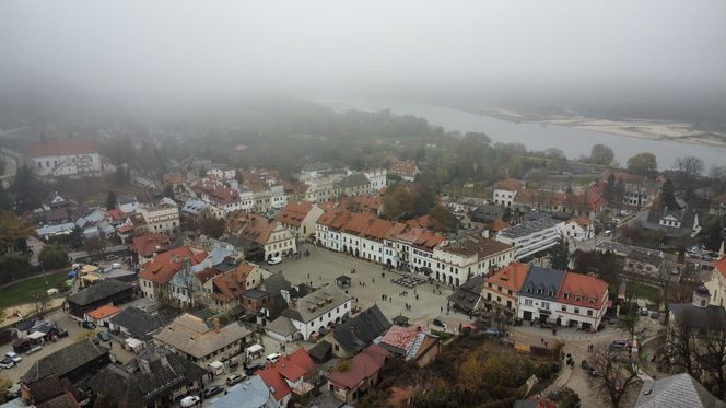 Mglisty Kazimierz Dolny w obiektywie. Miasteczko nad Wisłą przyciąga turystów nawet późną jesienią