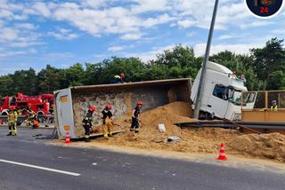 Totalna demolka na al. Prymasa Tysiąclecia. Ciężarówka uderzyła w bariery