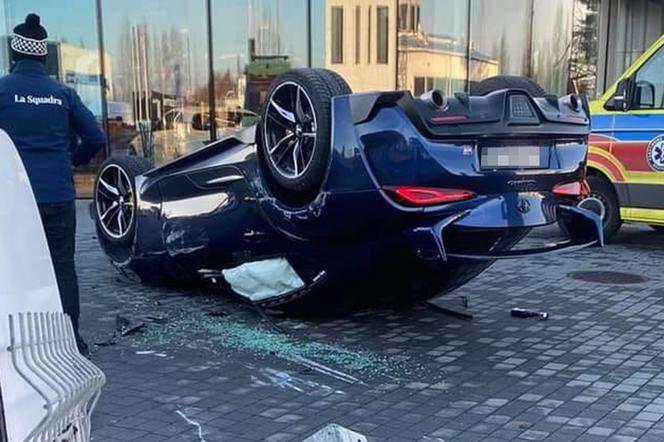 Katowice. Toyota dachowała pod salonem Ferrari.  Jak to się stało?!
