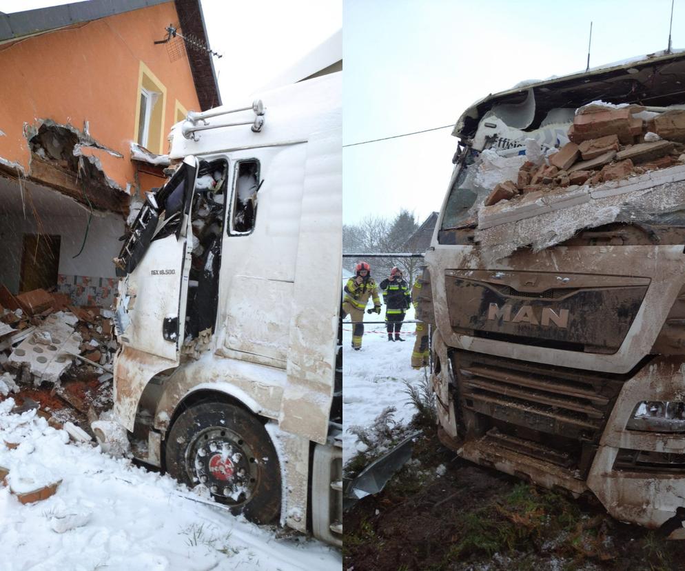 We wsi Mojtyny tir wbił się w dom. Jedna ściana została całkowicie zburzona!