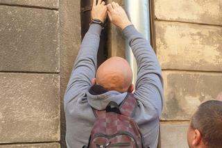 Kotek wypadł z II piętra