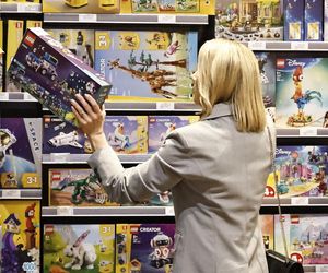 Marta Nawrocka kupuje prezenty na Dzień Dziecka