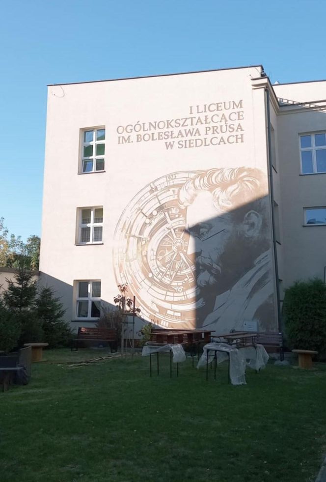 Mural można zobaczyć tylko od strony ulicy Sienkiewicza, na terenie zielonym I LO im. Bolesława Prusa w Siedlcach.