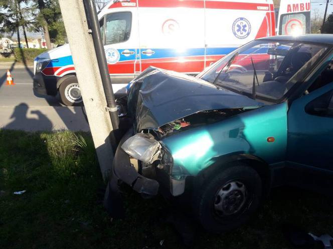 Nowy Sącz. Na ulicy Węgierskiej kierowca suzuki uderzył w słup