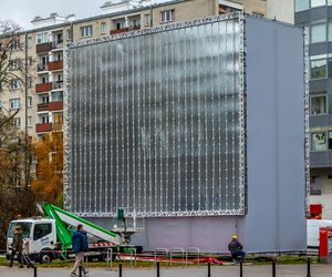 Stelaż reklamowy na rogu ul. Anielewicza i al. Jana Pawła II w Warszawie