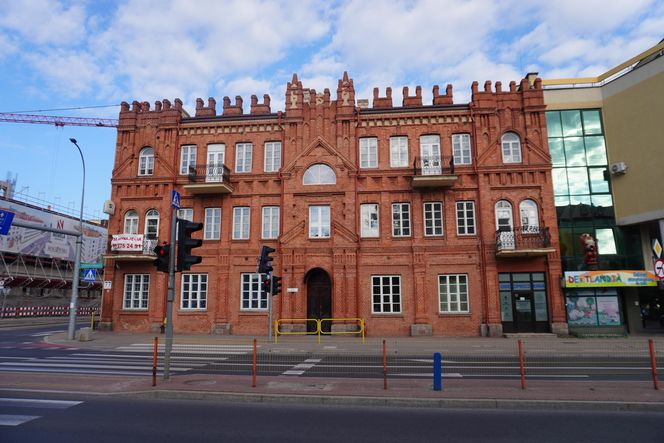 To najpiękniejsza kamienica w Białymstoku. Ceglana fasada z XIX wieku błyszczy do dziś