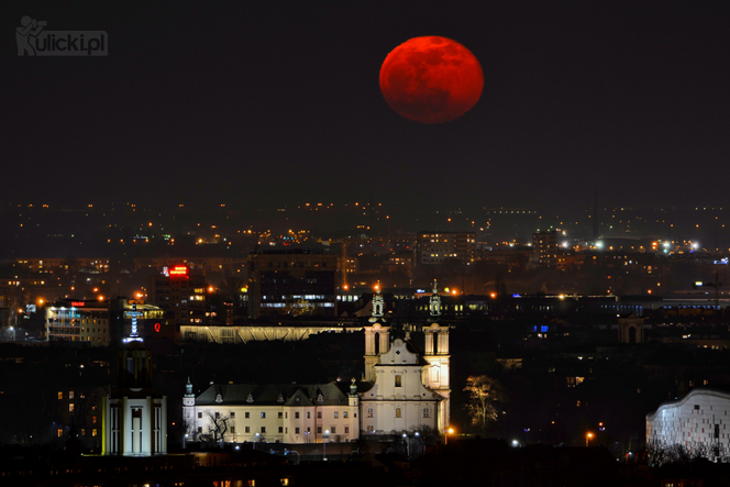 Krwisty księżyc nad Krakowem: Niezwykły kadr Jana Ulickiego!