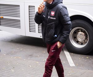 Reprezentacja zmokła na spacerze. Lewandowski się krył przed deszczem