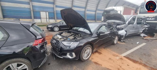 Karambol na S8 w Warszawie. Lądował śmigłowiec LPR. Zderzenie ośmiu pojazdów przed mostem