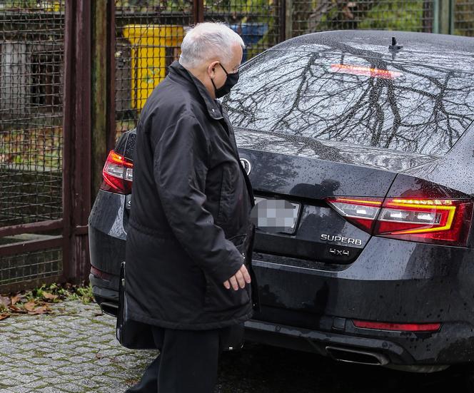 Naczelnik założył maskę