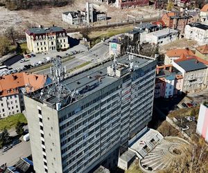 Kiedyś przyjeżdżali tu znani ludzie z całej Polski. Dziś, ogromny hotel z PRL-u stoi opuszczony w Wałbrzychu 