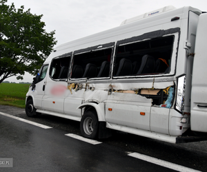 Ciężarówka rozpruła bok busa z dziećmi. Dziewięć osób rannych, centymetry od tragedii na DK 8