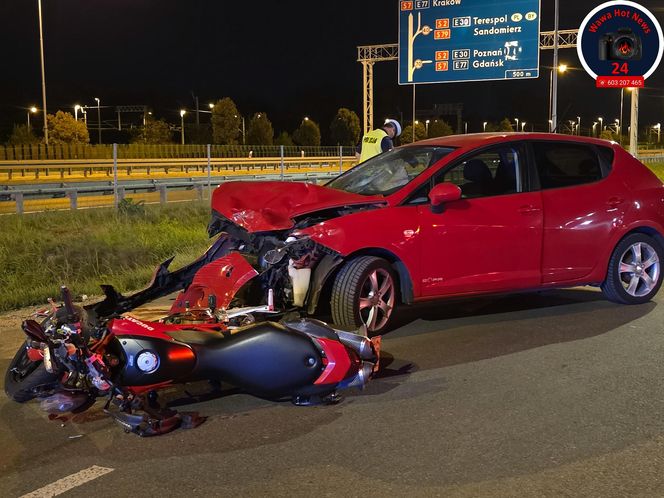 Czołowe zderzenie motocyklisty i osobówki. Ranny mężczyzna w szpitalu