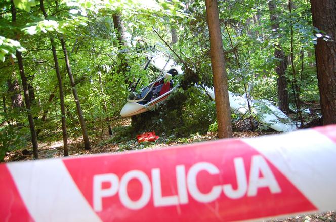 Wypadek szybowca, roztrzaskał się w lesie