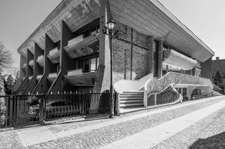 Ekspresjonizm eklektyczny, czyli dom parafialny w Bielawie. To realizacja Zenona Prętczyńskiego