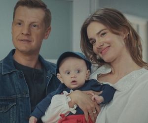 M jak miłość, odc. 1875. Paweł (Rafał Mroczek), Franka (Dominika Kachlik), Antoś (Mark Myronenko)