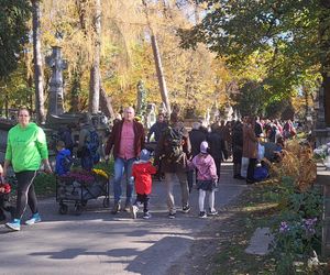 Tłumy na cmentarzu Rakowickim na Wszystkich Świętych 2024