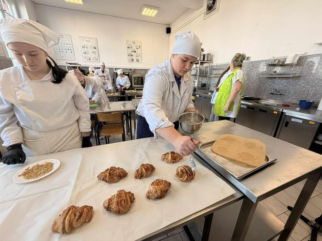 Uczniowie grudziądzkiego "Gastronomika" przygotowali rogale na Św. Marcina