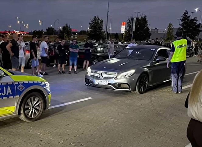 Kierowca mercedesa terroryzuje innych kierowców na autostradzie A4