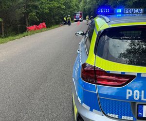Tragedia na Mazurach. Motocyklista wjechał w drzewo! 42-latek zginął na miejscu