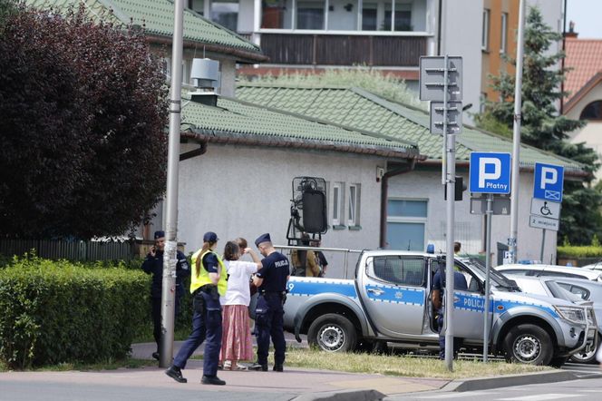 Blok przy ul. Powstańców w Ząbkach po pożarze