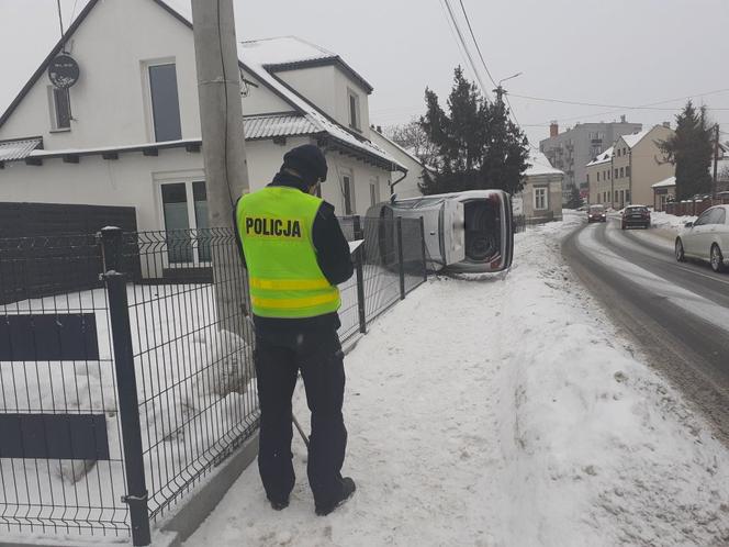 26-latek STARANOWAŁ ogrodzenie i uderzył w DOM po pijaku. SZOK w Kolbuszowej [ZDJĘCIA]